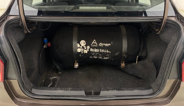 2018 Volkswagen Ameo TRENDLINE 1.0L, CNG, Manual, 1,32,995 km, Boot Inside