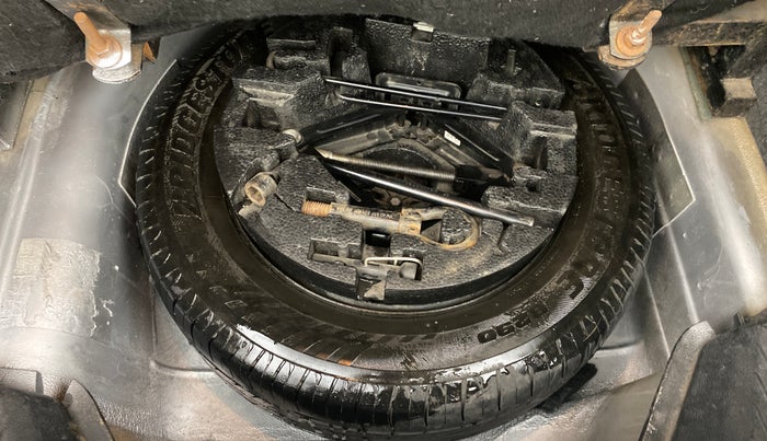 2018 Volkswagen Ameo TRENDLINE 1.0L, CNG, Manual, 1,32,995 km, Spare Tyre