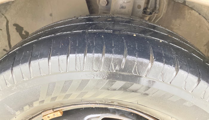 2018 Volkswagen Ameo TRENDLINE 1.0L, CNG, Manual, 1,32,995 km, Left Front Tyre Tread