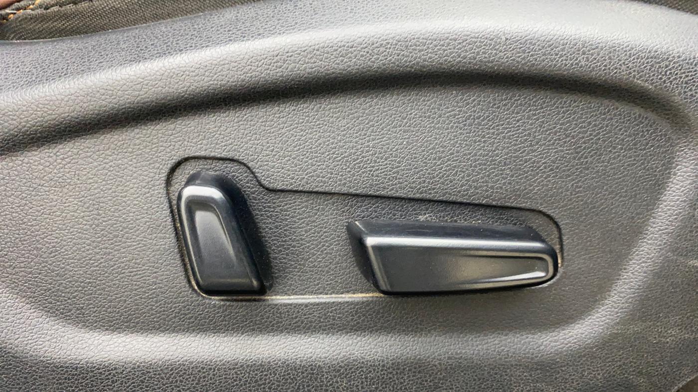 2022 Hyundai ALCAZAR 1.5 SIGNATURE (O) AT 7STR, Diesel, Automatic, 69,920 km, Driver Side Adjustment Panel