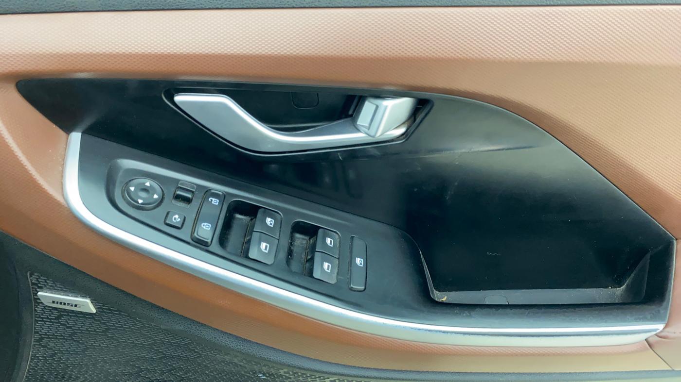 2022 Hyundai ALCAZAR 1.5 SIGNATURE (O) AT 7STR, Diesel, Automatic, 69,920 km, Driver Side Door Panels Control