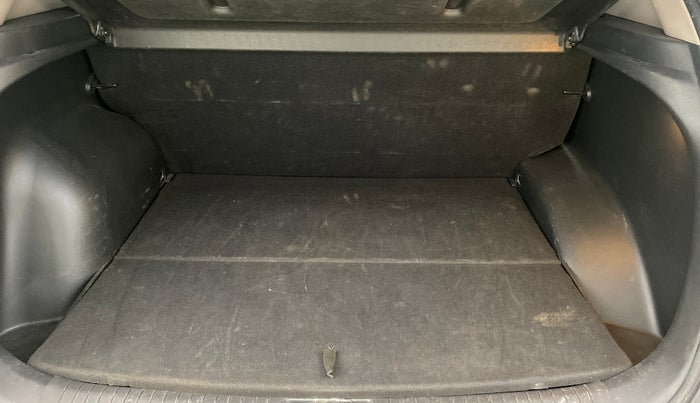 2017 Hyundai Creta SX (O) 1.6 DIESEL, Diesel, Manual, 1,04,813 km, Boot Inside