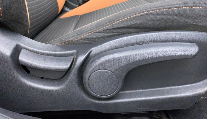 2017 Hyundai Elite i20 ASTA 1.2 DUAL TONE, Petrol, Manual, 54,739 km, Driver Side Adjustment Panel