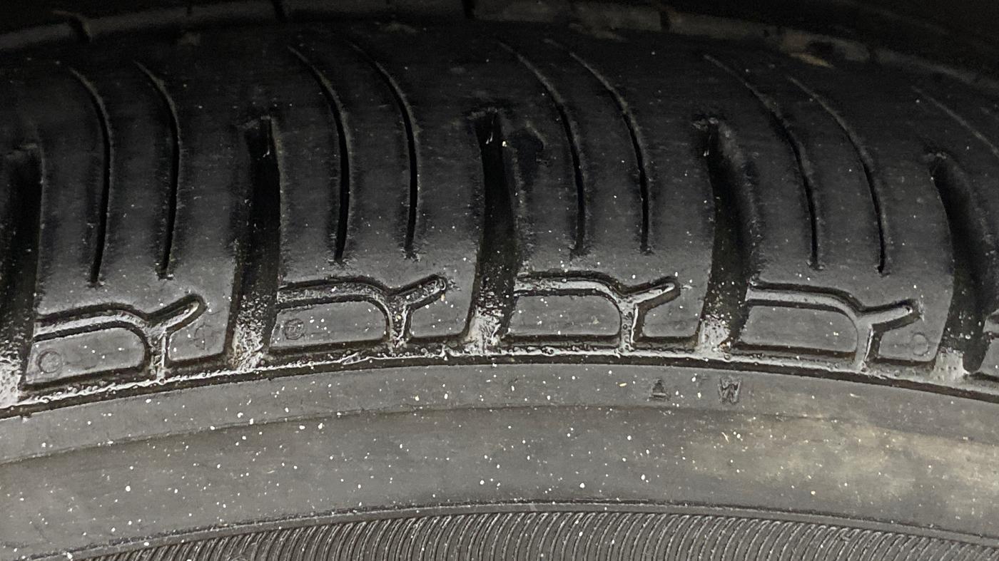 2016 Mahindra Kuv100 K8 D 6 STR, Diesel, Manual, 1,19,101 km, Right Front Tyre Tread