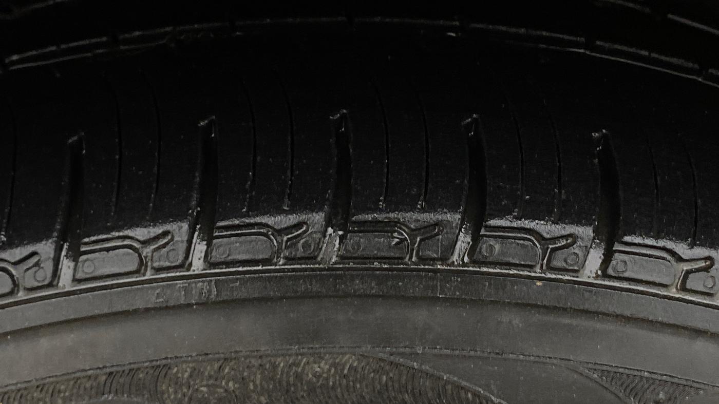 2016 Mahindra Kuv100 K8 D 6 STR, Diesel, Manual, 1,19,101 km, Left Front Tyre Tread