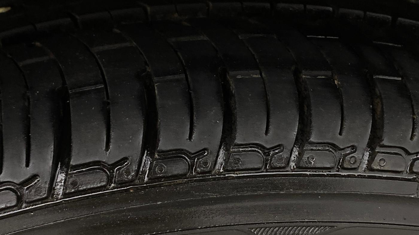 2016 Mahindra Kuv100 K8 D 6 STR, Diesel, Manual, 1,19,101 km, Right Rear Tyre Tread
