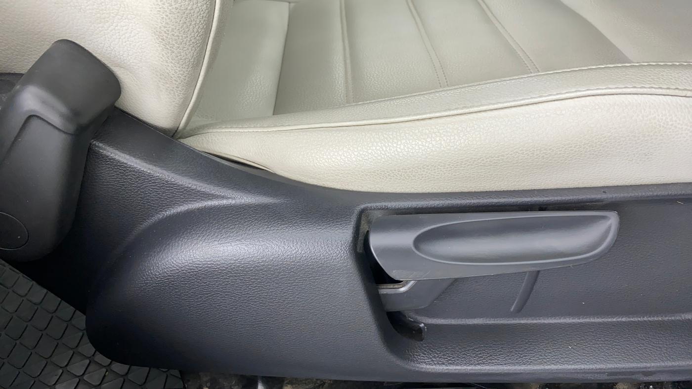 2017 Volkswagen Vento COMFORTLINE MT PETROL, Petrol, Manual, 32,137 km, Driver Side Adjustment Panel