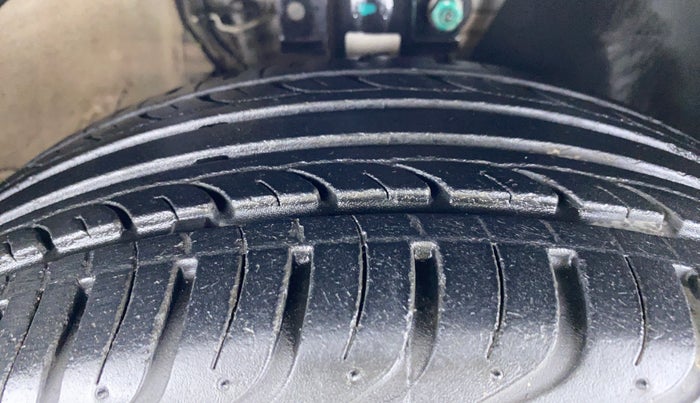 2017 Volkswagen Vento COMFORTLINE MT PETROL, Petrol, Manual, 32,137 km, Right Front Tyre Tread
