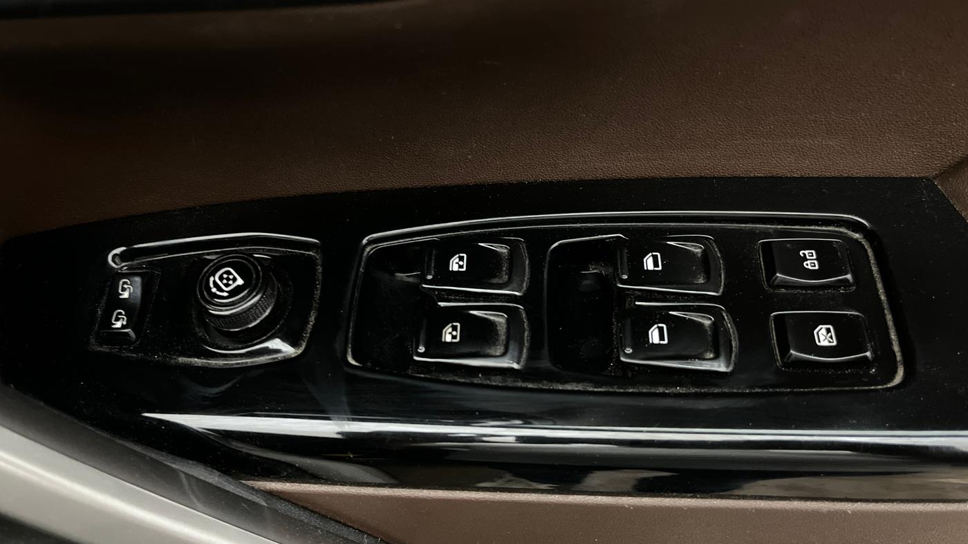 2024 Mahindra SCORPIO-N Z8 PETROL MT 7 STR, Petrol, Manual, 42,881 km, Driver Side Door Panels Control