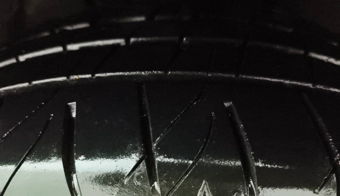 2022 Skoda KUSHAQ ACTIVE 1.0L TSI MT, Petrol, Manual, 75,793 km, Right Front Tyre Tread