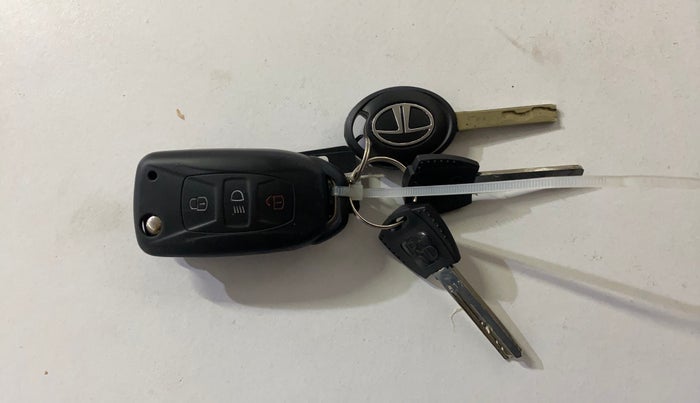 2021 Tata NEXON XM SUNROOF PETROL, Petrol, Manual, 62,197 km, Key Close Up