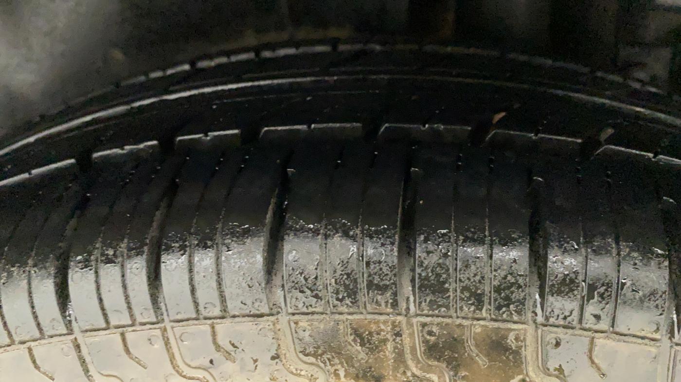 2015 Maruti Swift LXI, CNG, Manual, 58,702 km, Left Rear Tyre Tread