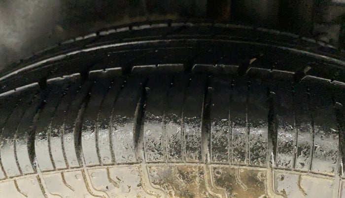 2015 Maruti Swift LXI, CNG, Manual, 58,702 km, Left Rear Tyre Tread