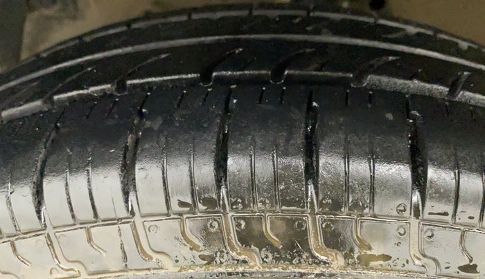 2015 Maruti Swift LXI, CNG, Manual, 58,702 km, Left Front Tyre Tread