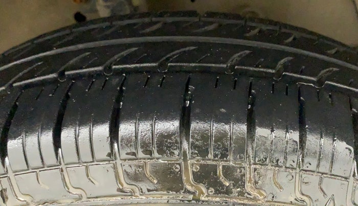 2015 Maruti Swift LXI, CNG, Manual, 58,702 km, Right Front Tyre Tread