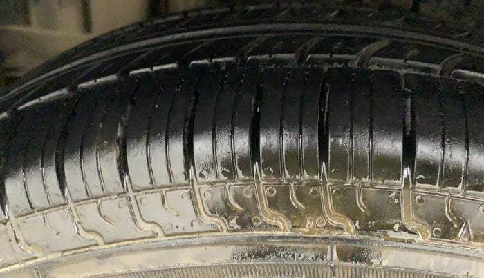 2015 Maruti Swift LXI, CNG, Manual, 58,702 km, Right Rear Tyre Tread