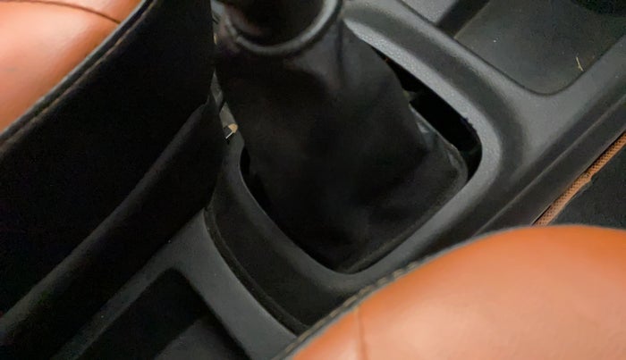 2018 Renault Kwid CLIMBER 1.0, Petrol, Manual, 59,535 km, Gear lever - Boot Cover minor damage