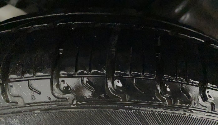 2011 Maruti Swift Dzire VXI, CNG, Manual, 74,321 km, Right Rear Tyre Tread