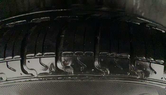 2011 Maruti Swift Dzire VXI, CNG, Manual, 74,321 km, Right Front Tyre Tread