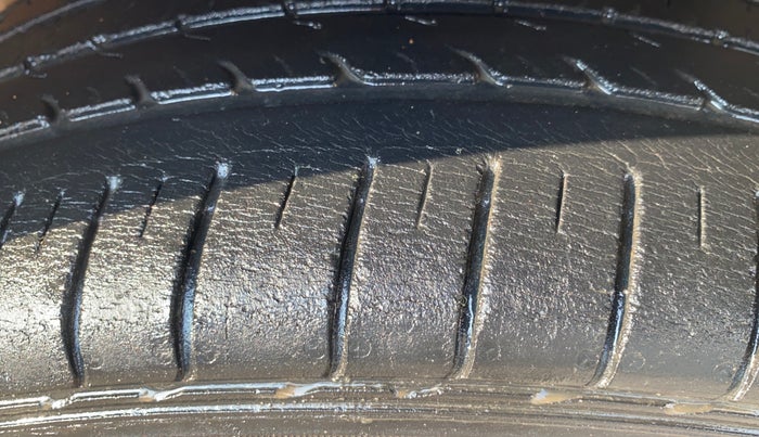 2018 Maruti Ciaz ALPHA 1.4 PETROL, Petrol, Manual, 40,076 km, Right Front Tyre Tread