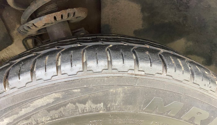 2014 Volkswagen Polo HIGHLINE1.2L, Petrol, Manual, 1,12,625 km, Right Front Tyre Tread