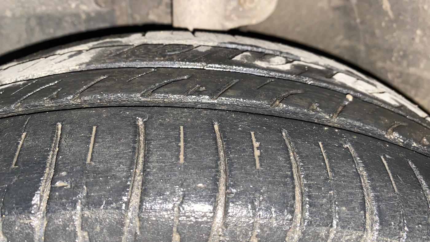 2016 Mahindra Kuv100 K4 6 STR, Petrol, Manual, 30,732 km, Left Front Tyre Tread