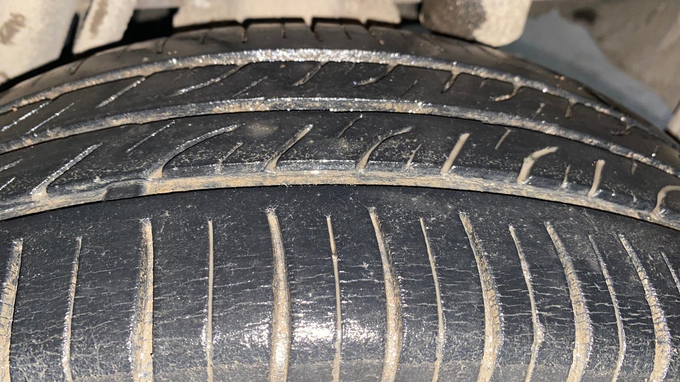 2016 Mahindra Kuv100 K4 6 STR, Petrol, Manual, 30,732 km, Left Rear Tyre Tread