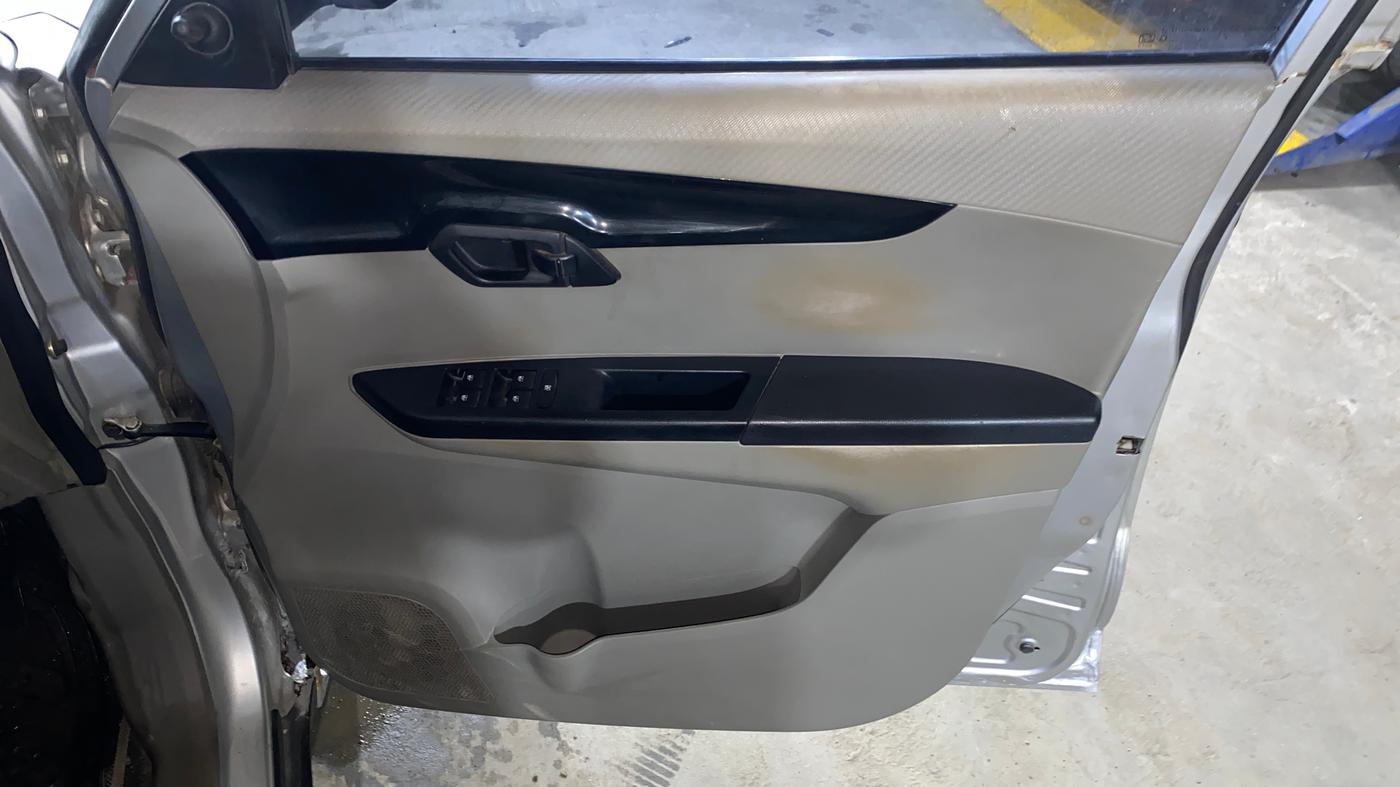 2016 Mahindra Kuv100 K4 6 STR, Petrol, Manual, 30,732 km, Driver Side Door Panels Control