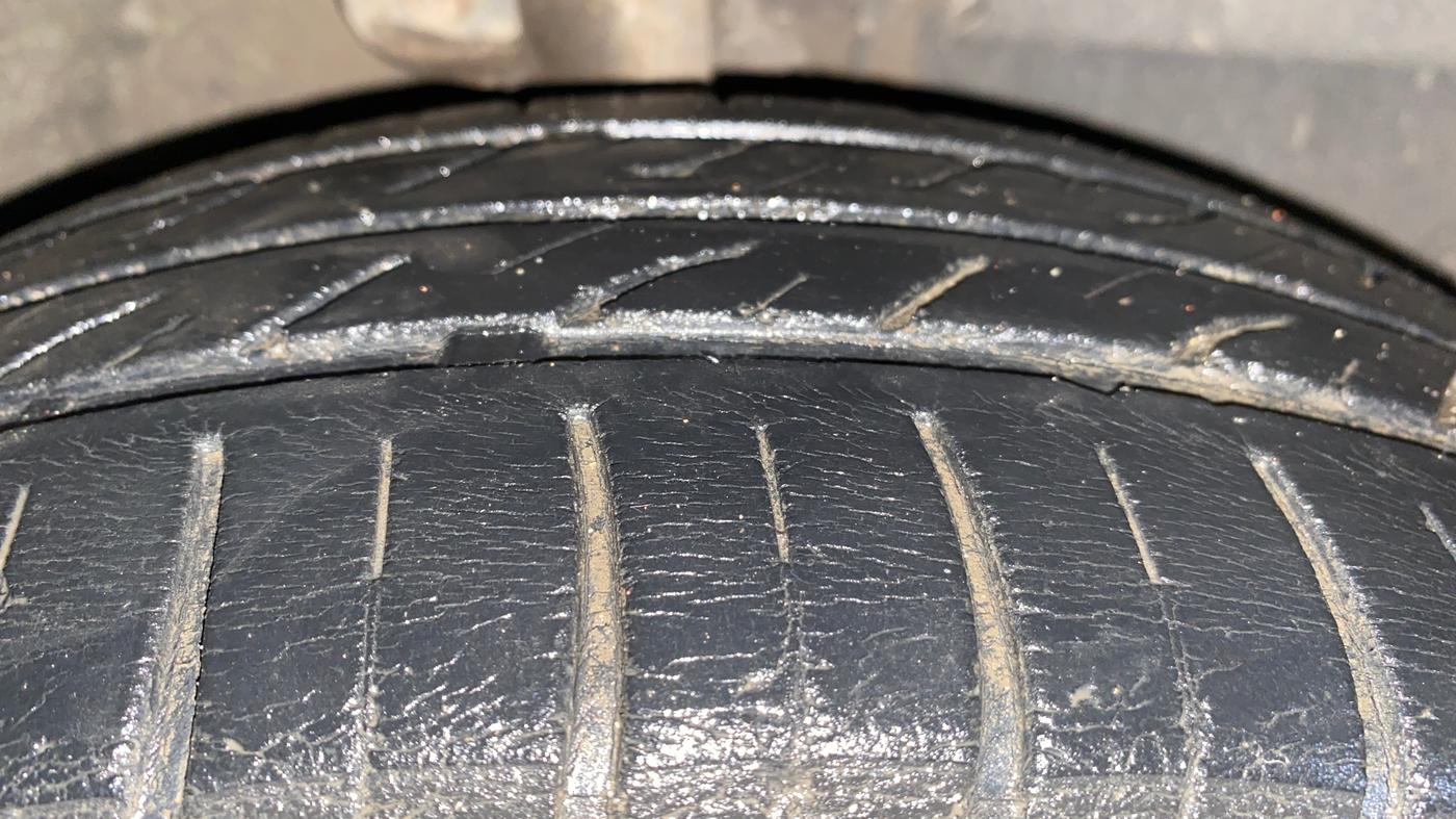 2016 Mahindra Kuv100 K4 6 STR, Petrol, Manual, 30,732 km, Right Front Tyre Tread
