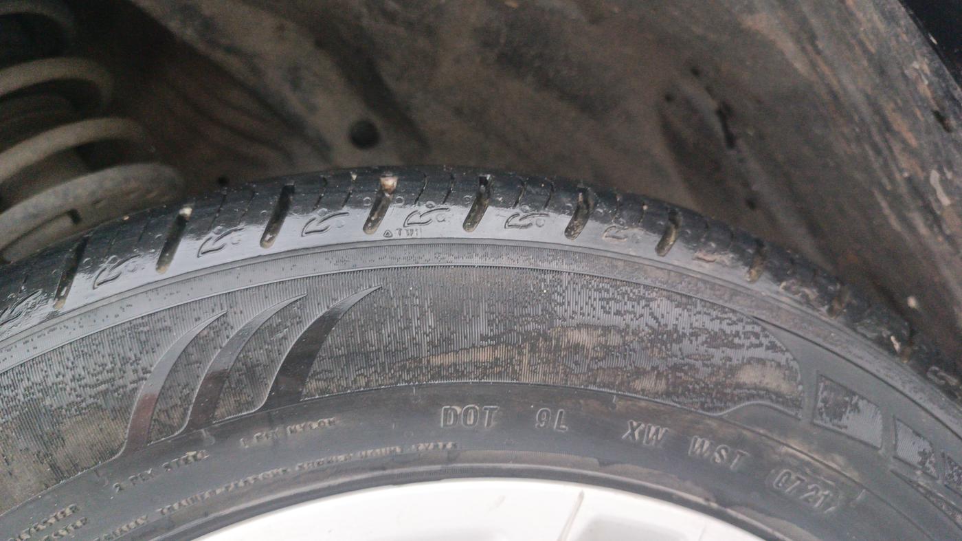2021 Maruti Vitara Brezza VXI AT SHVS, Petrol, Automatic, 23,948 km, Left Front Tyre Tread