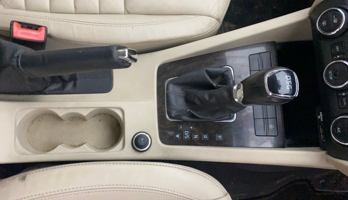 2015 Skoda Octavia ELEGANCE 1.8 TSI AT, Petrol, Automatic, 77,584 km, Gear Lever