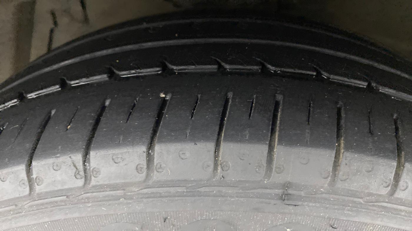 2022 Maruti Ciaz ZETA 1.5 SHVS VVT MT, Petrol, Manual, 29,713 km, Left Front Tyre Tread