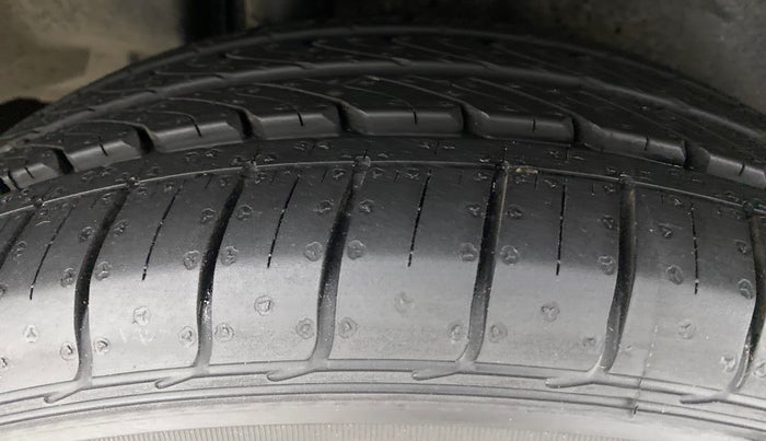 2022 Maruti Ciaz ZETA 1.5 SHVS VVT MT, Petrol, Manual, 29,713 km, Right Rear Tyre Tread