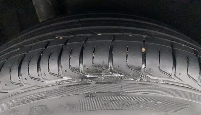 2017 Maruti Vitara Brezza ZDI, Diesel, Manual, 37,841 km, Right Rear Tyre Tread
