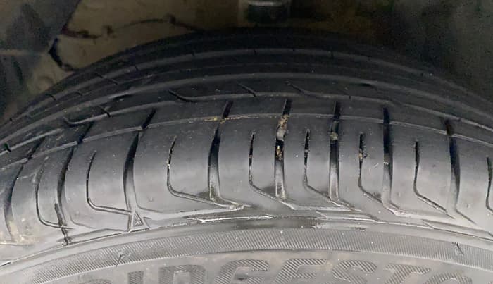 2017 Maruti Vitara Brezza ZDI, Diesel, Manual, 37,841 km, Left Front Tyre Tread