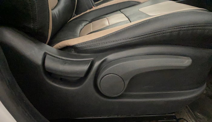 2017 Hyundai Creta SX PLUS 1.6 PETROL, Petrol, Manual, 98,739 km, Driver Side Adjustment Panel