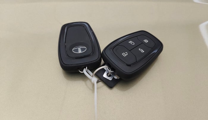 2022 Tata NEXON XZA PLUS (PREMIUM) KAZIRANGA PETROL, Petrol, Automatic, 52,830 km, Key Close Up