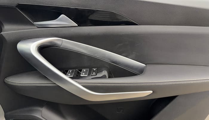 2019 MG HECTOR SMART HYBRID 1.5 PETROL, Petrol, Manual, 24,128 km, Driver Side Door Panels Control