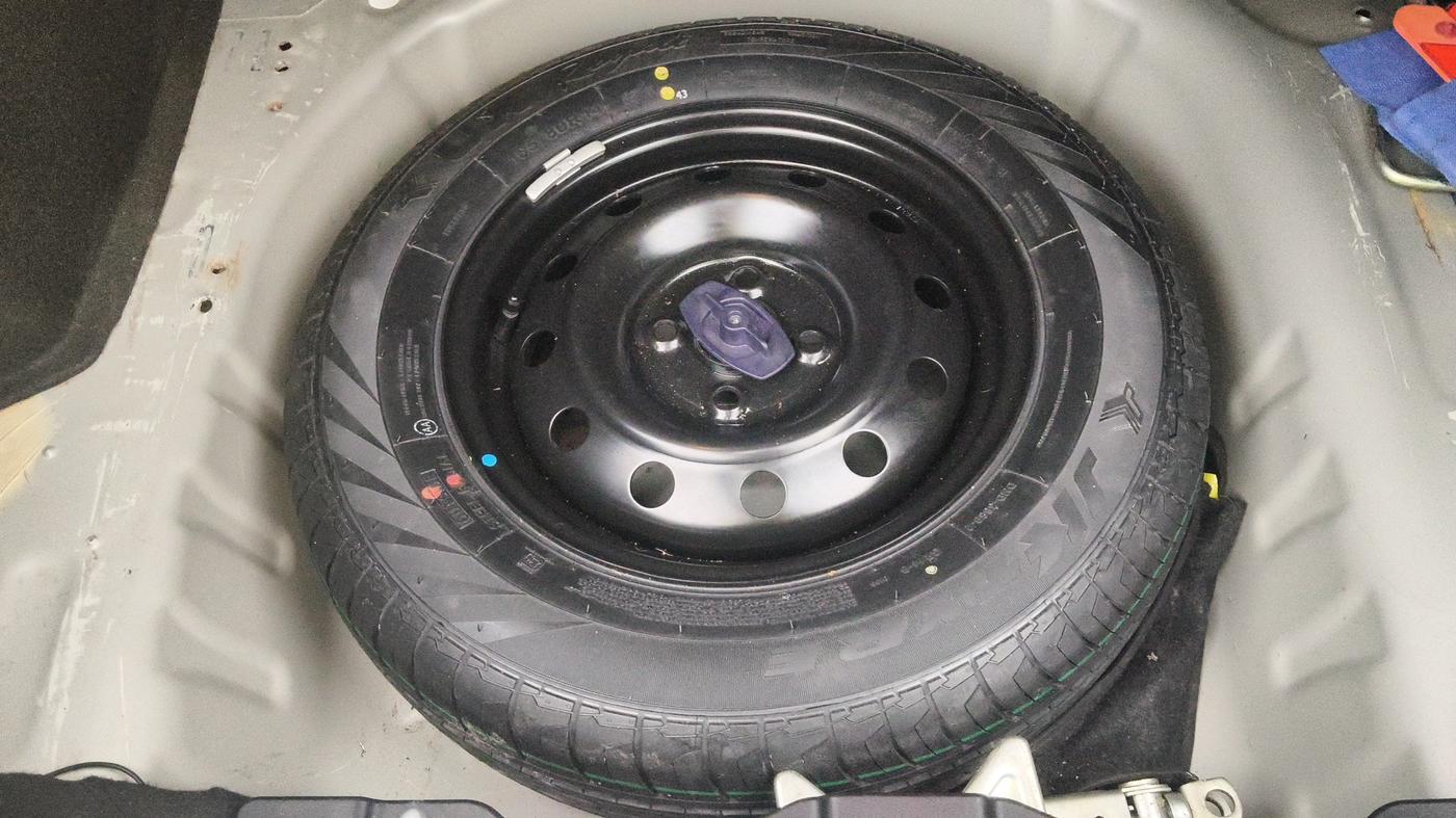 2021 Maruti Dzire VXI AMT, Petrol, Automatic, 26,953 km, Spare Tyre
