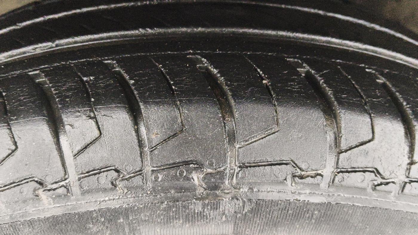 2021 Maruti Dzire VXI AMT, Petrol, Automatic, 26,953 km, Left Front Tyre Tread