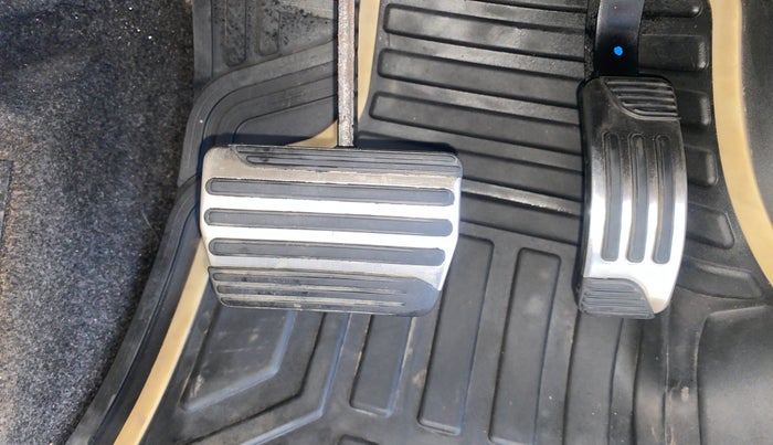 2016 Mahindra XUV500 W10 AT, Diesel, Automatic, 99,877 km, Pedals