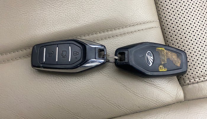 2016 Mahindra XUV500 W10 AT, Diesel, Automatic, 99,877 km, Key Close Up