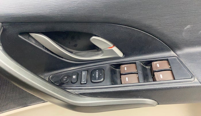 2016 Mahindra XUV500 W10 AT, Diesel, Automatic, 99,877 km, Driver Side Door Panels Control