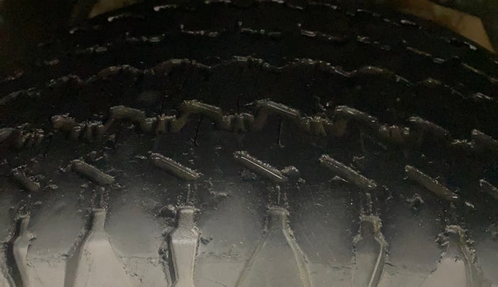 2016 Mahindra XUV500 W10 AT, Diesel, Automatic, 99,877 km, Right Front Tyre Tread