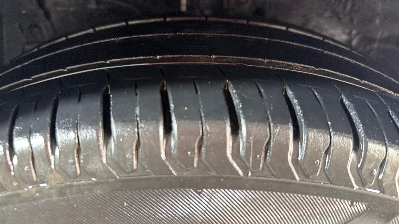 2016 Maruti Ertiga VXI CNG, CNG, Manual, 74,773 km, Left Front Tyre Tread