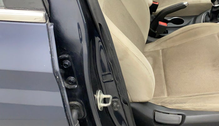2021 Hyundai Verna E 1.5 PETROL, Petrol, Manual, 33,832 km, Driver-side door - Beading has minor damage