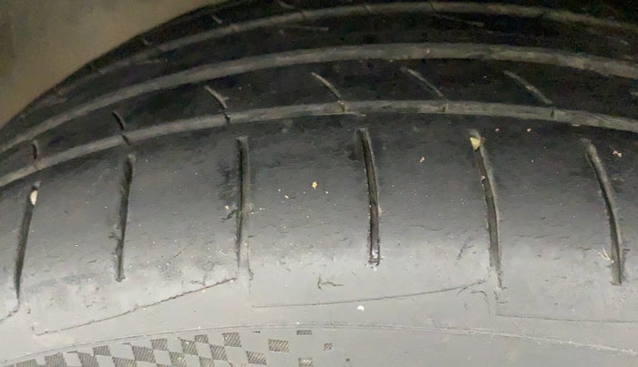 2021 Hyundai Verna E 1.5 PETROL, Petrol, Manual, 33,832 km, Left Front Tyre Tread