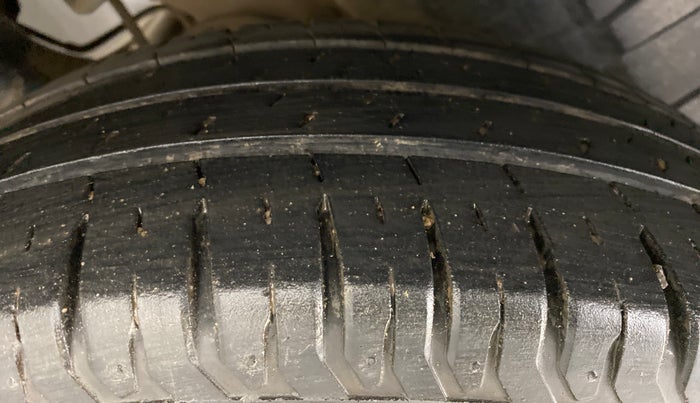 2020 Maruti Dzire ZXI, Petrol, Manual, 26,207 km, Right Rear Tyre Tread