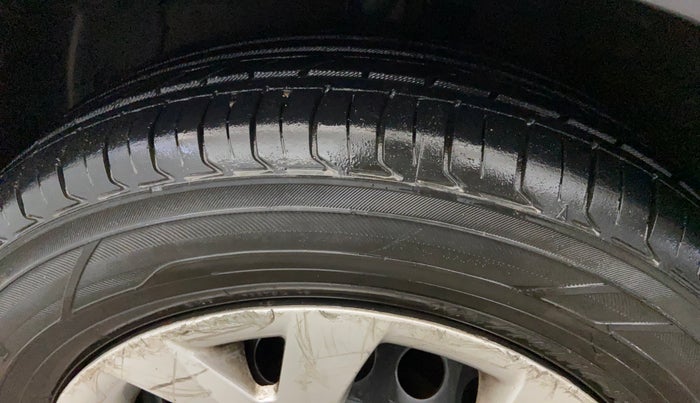 2013 Hyundai Grand i10 MAGNA 1.2 KAPPA VTVT, Petrol, Manual, 71,804 km, Left Front Tyre Tread