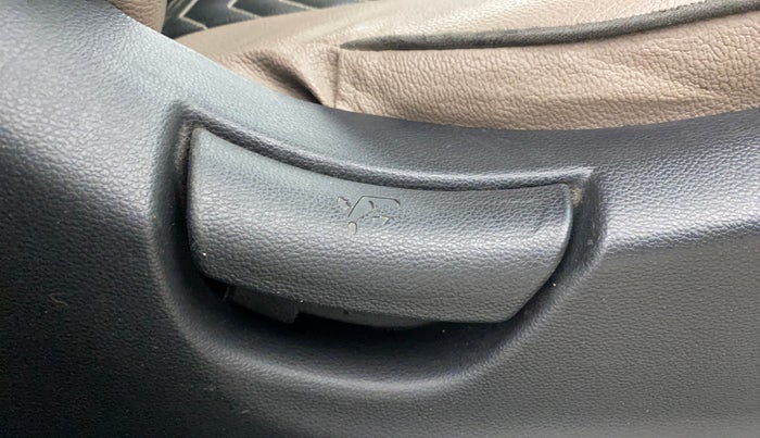 2017 Hyundai Creta E PLUS 1.6 PETROL, Petrol, Manual, 1,00,629 km, Driver Side Adjustment Panel